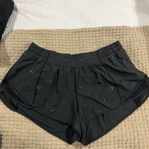 Lululemon hotty hot 2.5 black logo shorts